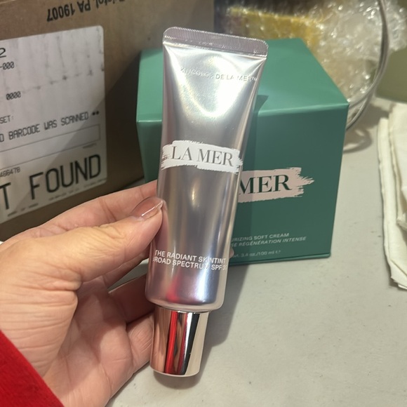 La Mer The Radiant Skintint Broad Spectrum SPF30 Light Medium 32 - Picture 5 of 6